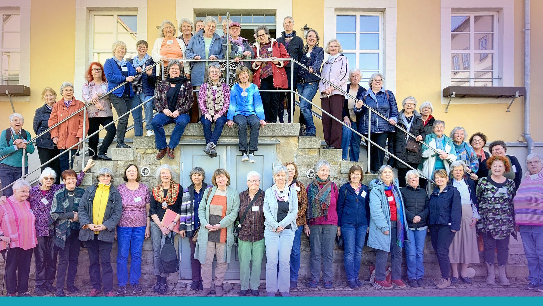 Gruppenbild: Teilnehmerinnen der Schwesternwerkstatt auf der Treppe des Zinzendorfhauses in Neudietendorf stehend.