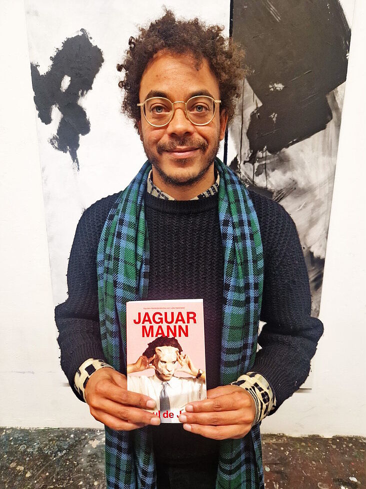 Raoul de Jong zeigt sein Buch „Jaguarmann“