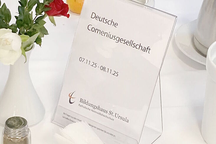 Tischkärtchen mit dem Schriftzug der Comenius-Gesellschaft