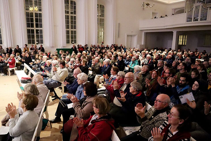 Blick in den voll besetzten Kirchensaal.
