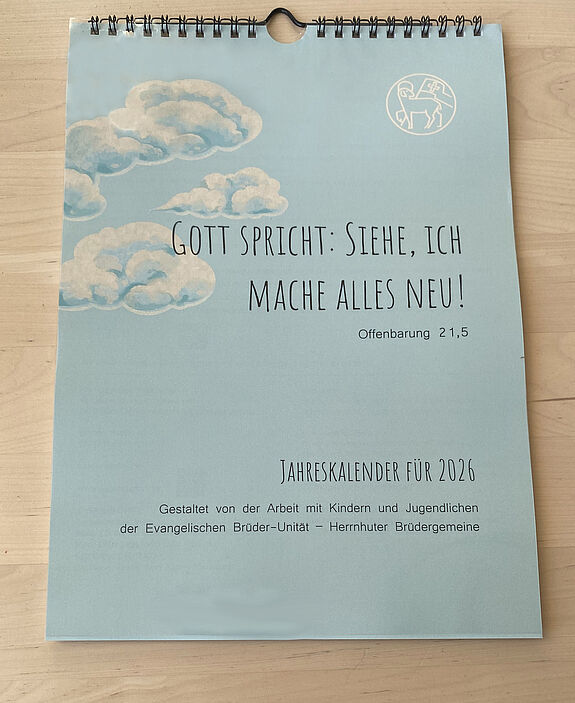 Titelbild mit der Jahreslosung, einzelne Wolken auf hellblauem Hintergrund