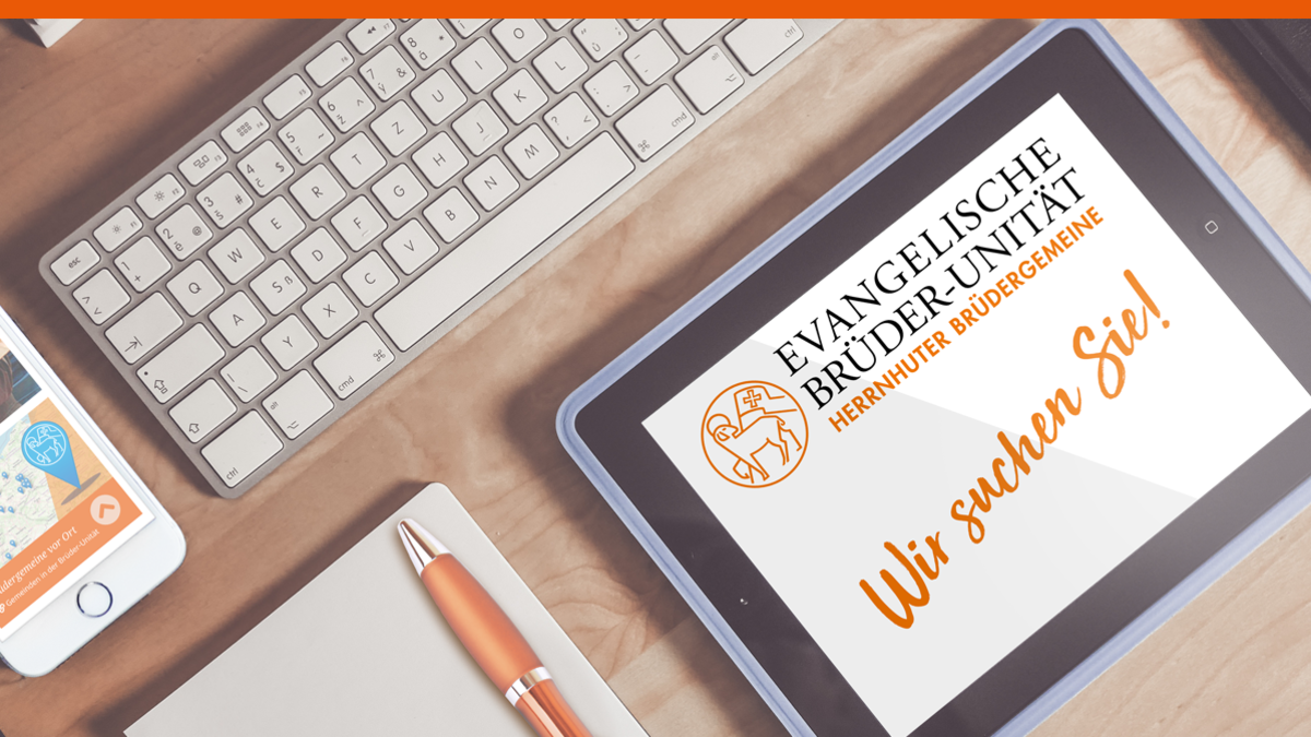 Aufsicht auf einen Schreibtisch mit Tablet; zu lesen ist "Wir suchen Sie"