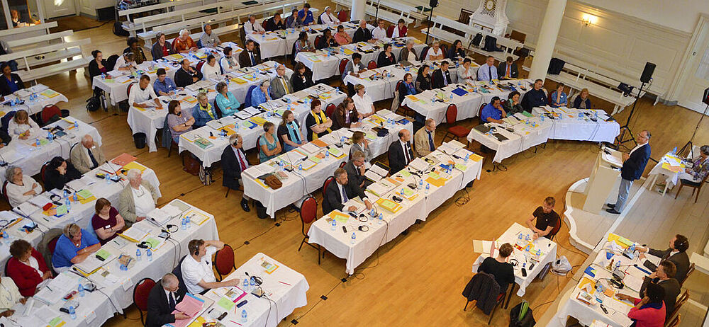 Das Plenum nimmt ein Grusswort entgegen Das Plenum nimmt ein Grusswort entgegen