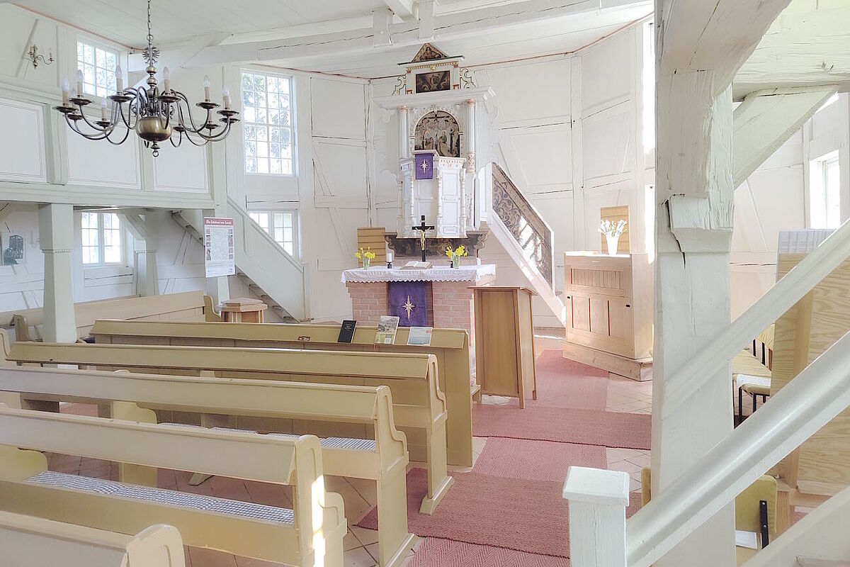 Innenansicht der leeren Autobahnkirche in Duben.