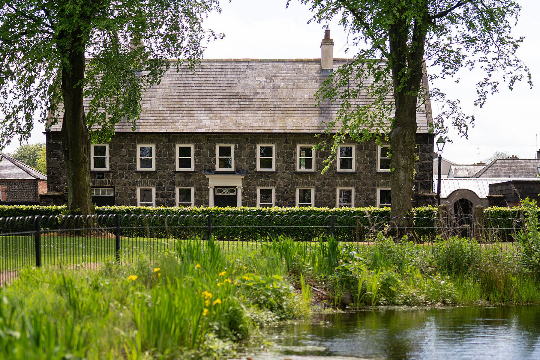 Gracehill_Gemeindeladen_und_Teich