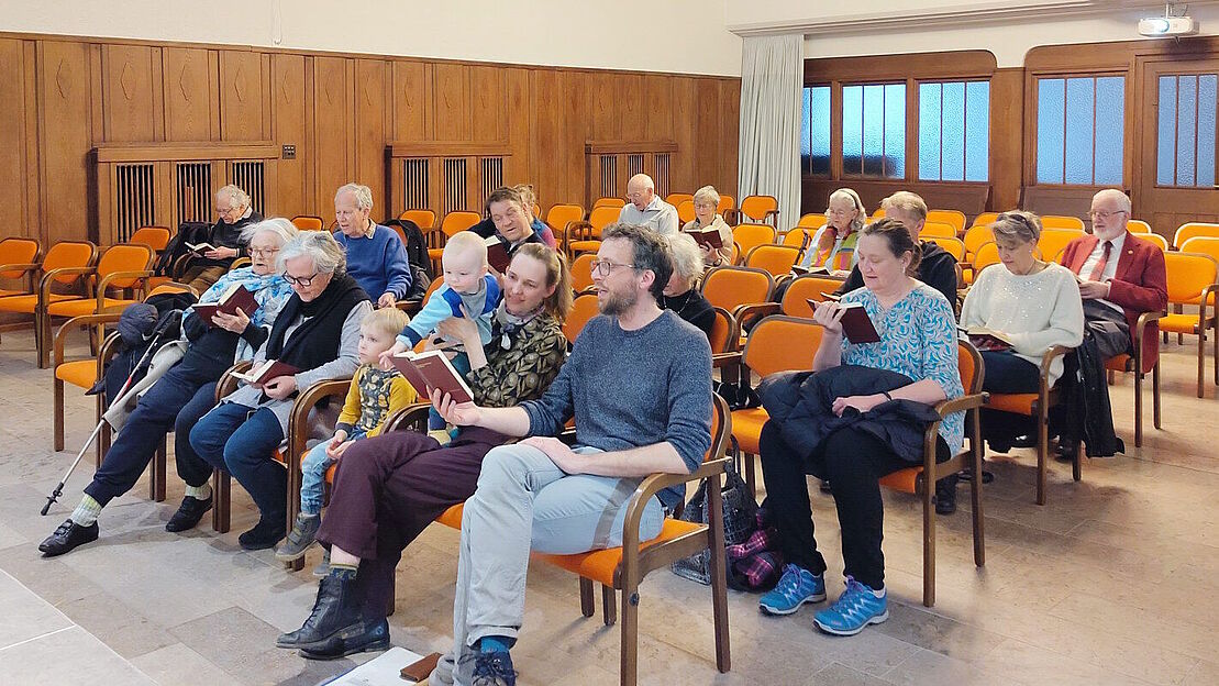 Teilnehmerinnen und Teilnehmer des Losungslesertreffens in der St.-Anna-Kapelle in Zürich