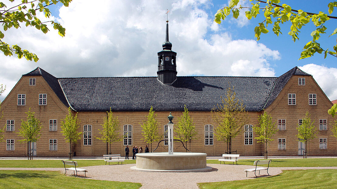 Kirchenssal in Christiansfeld mit Zinzendorfplatz im Vordergrund