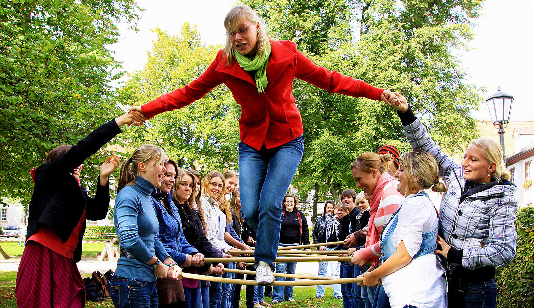 Hängebrücke aus Besenstielen: Beim Begrüßungsfest der Beruflichen Zinzendorfschulen in Königsfeld Hängebrücke aus Besenstielen: Beim Begrüßungsfest der Beruflichen Zinzendorfschulen in Königsfeld