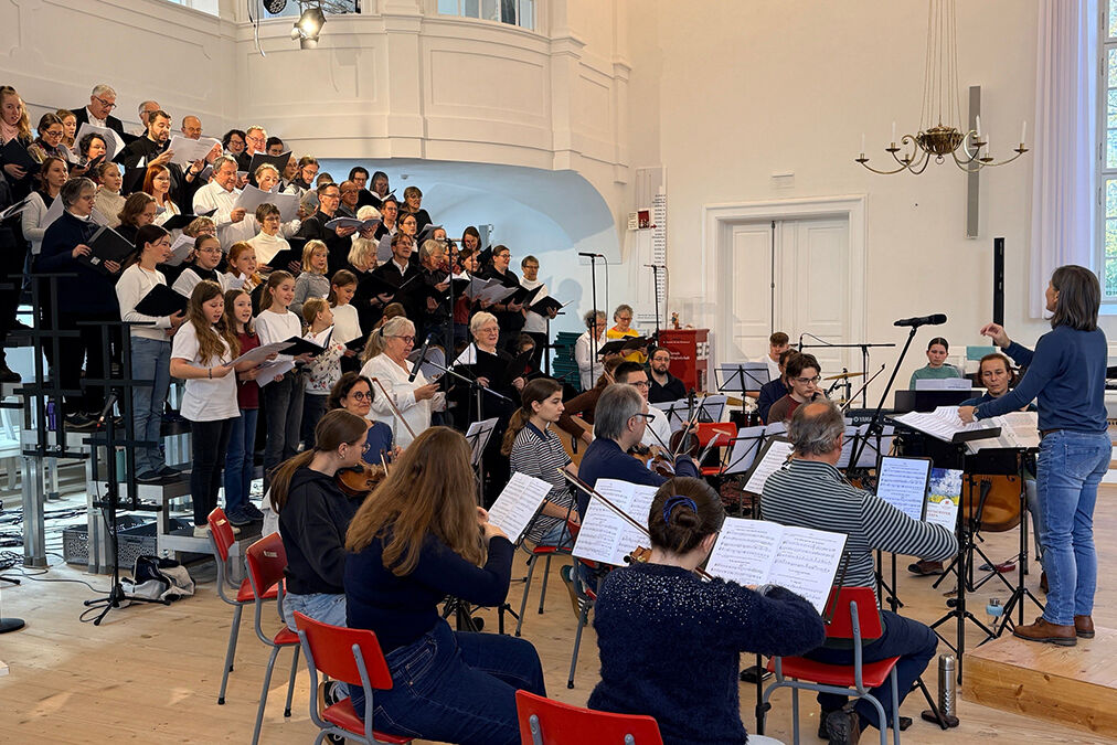 großer Chor und Instrumentalgruppe im Herrnhuter Kirchensaal