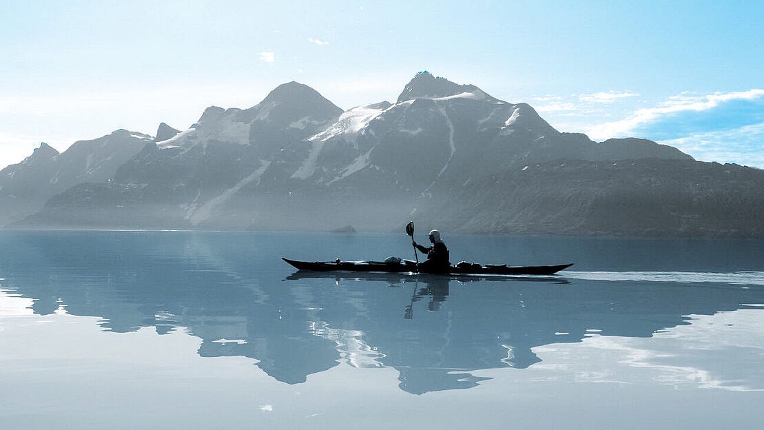 Kajakfahrer vor Bergkulisse