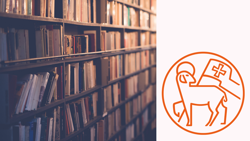 Symboldbild: Bücherwand, rechts daneben das Lamm-Logo