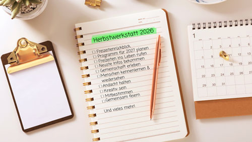 Blick auf einen Schreibtisch mit typischen Utensilien